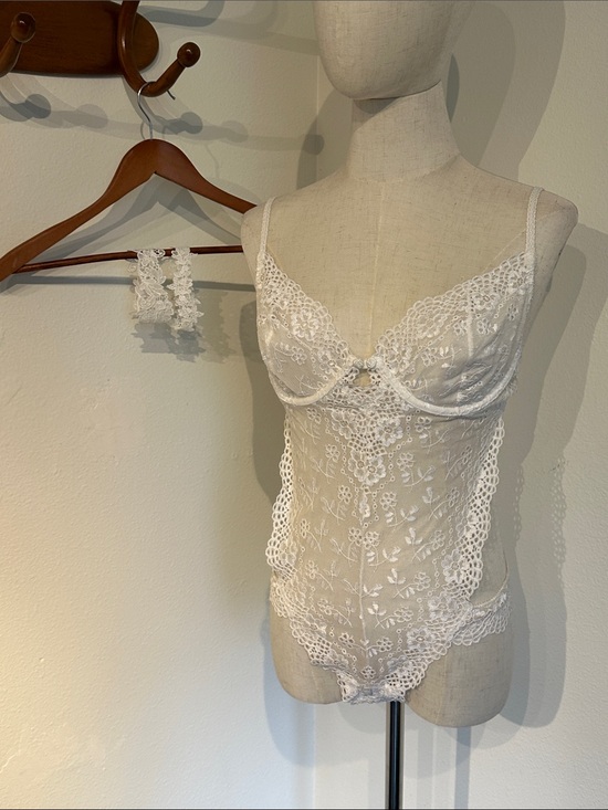 Victoria's Secret Other - Delicate White Lace Bridal Lingere with Floral Embroidery and two lace garter